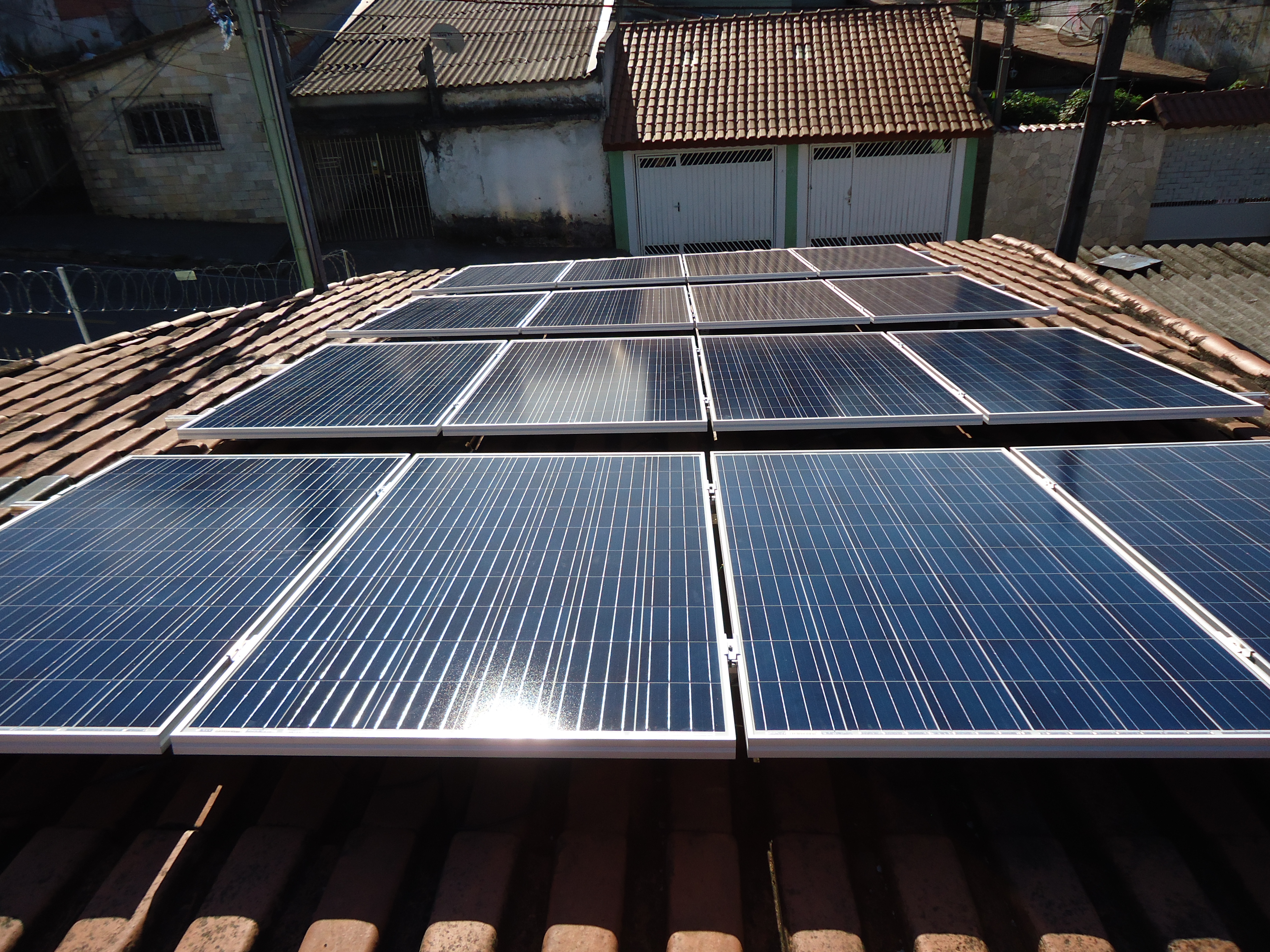 Sistema de energia solar fotovoltaica instalado em Mogi das Cruzes, São Paulo.
