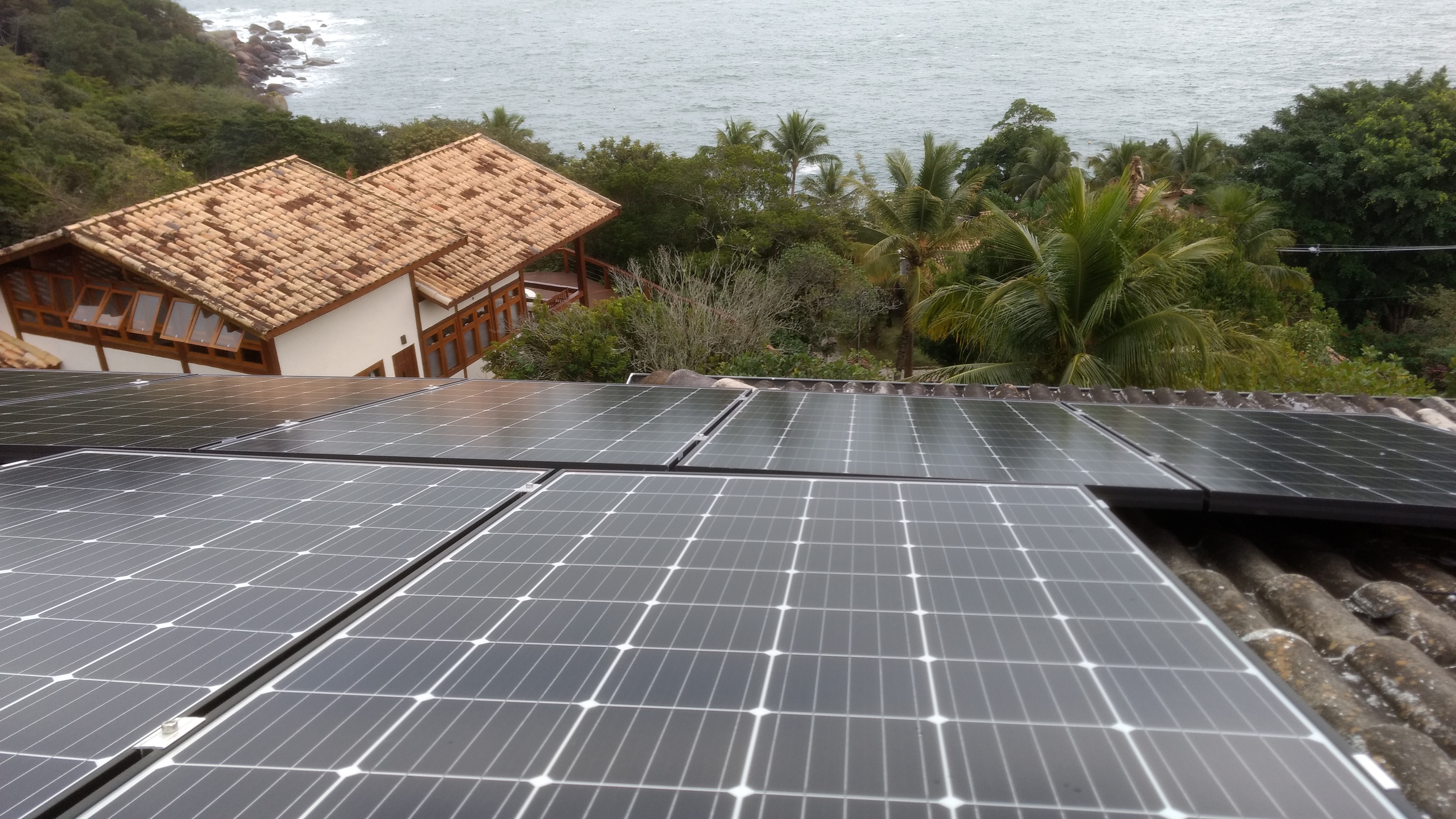 Sistema de energia solar fotovoltaica instalado em residência em Ilhabela, São Paulo.
