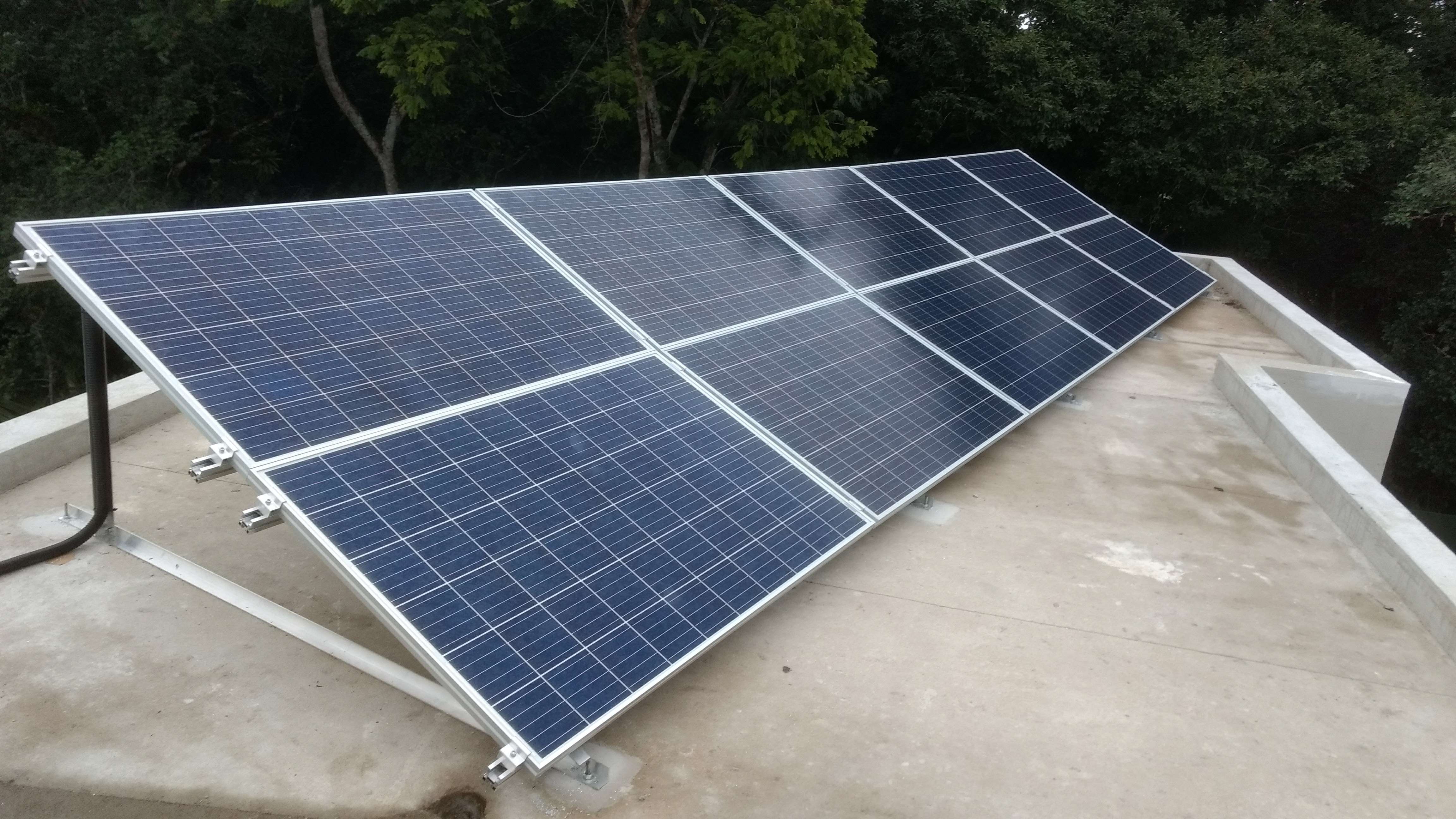 Painéis de energia solar instalados em imóvel em Bertioga, São Paulo.
